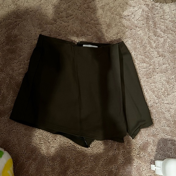 Green skort - Picture 2 of 3